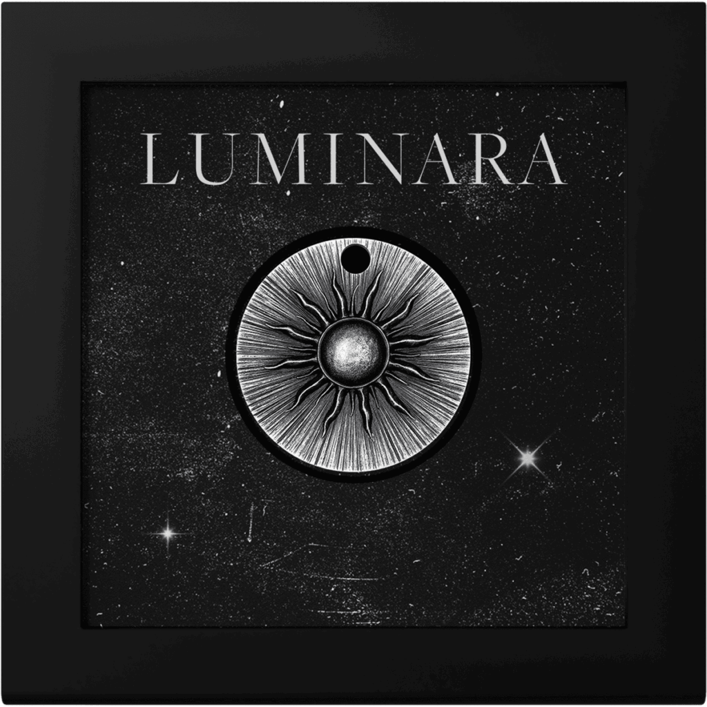 Moneda de colección "Luminara" Italpreziosi en plata con representación de un sol estilizado, presentada en estuche de colección con marco negro y fondo estrellado con la inscripción "Luminara".