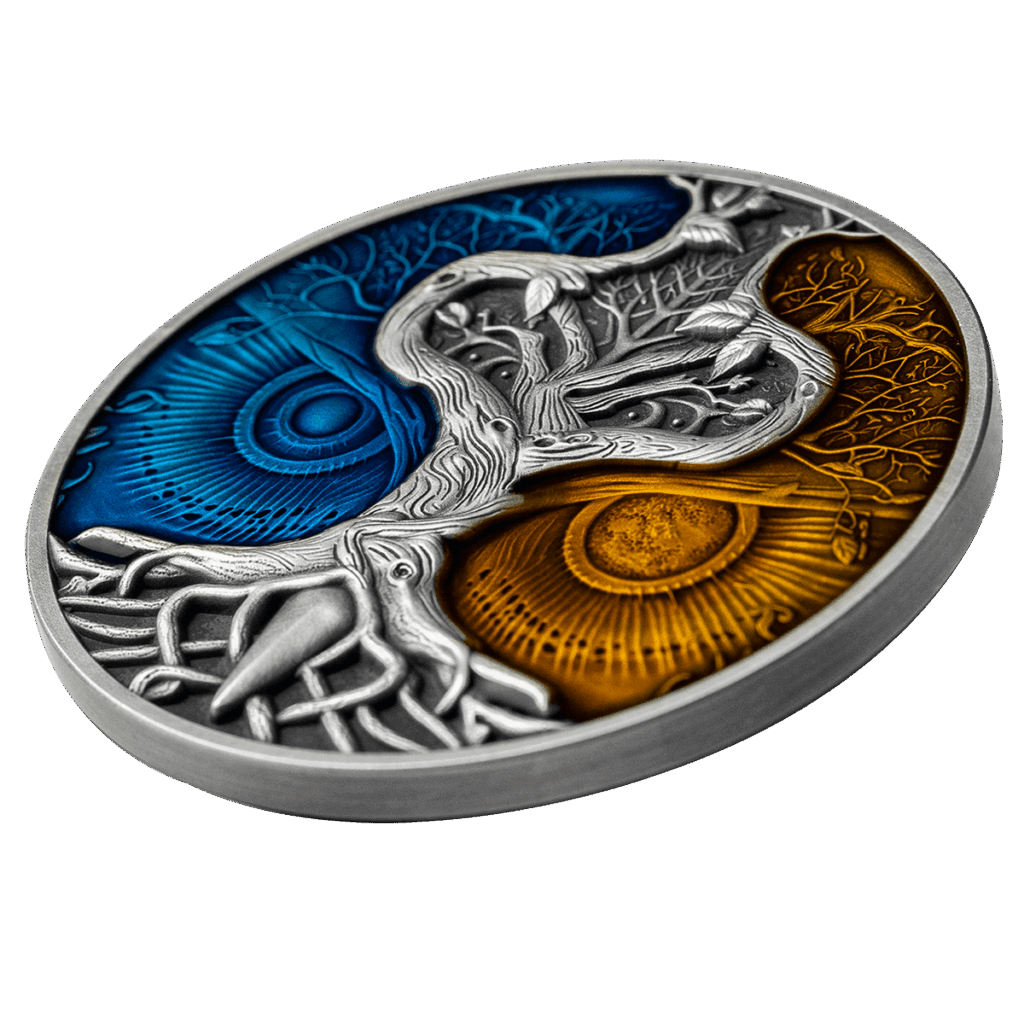 Vista lateral de la moneda de plata Árbol Misterioso 2024 de 2 oz, que representa el árbol, símbolo de la magia y el misterio de la naturaleza, en primer plano. En el fondo, a los lados, aparecen los ojos de un búho.