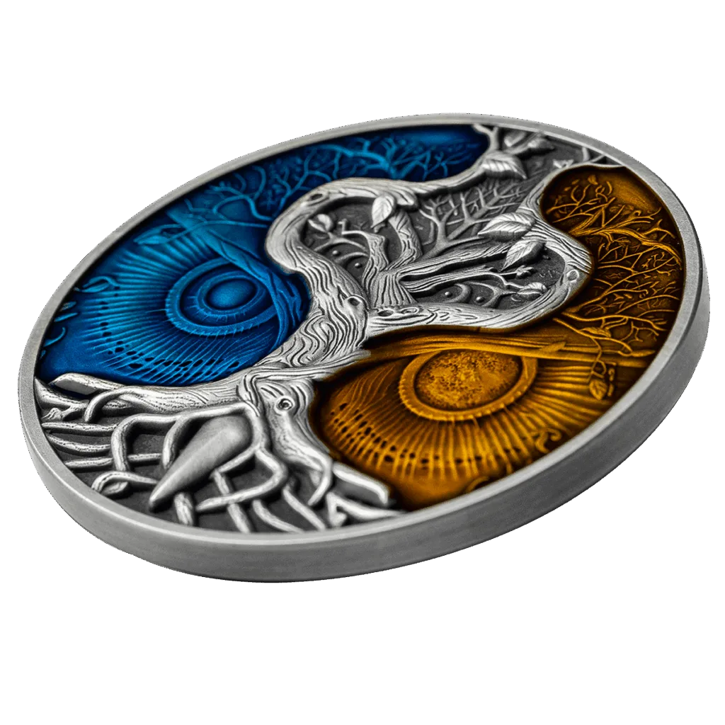 Moneta vista di lato in argento 2 oz 2024 che raffigura l'albero misterioso, simbolo di magia e mistero della natura, in primo piano. Sullo sfondo ai lati sono raffigurati gli occhi di un gufo.