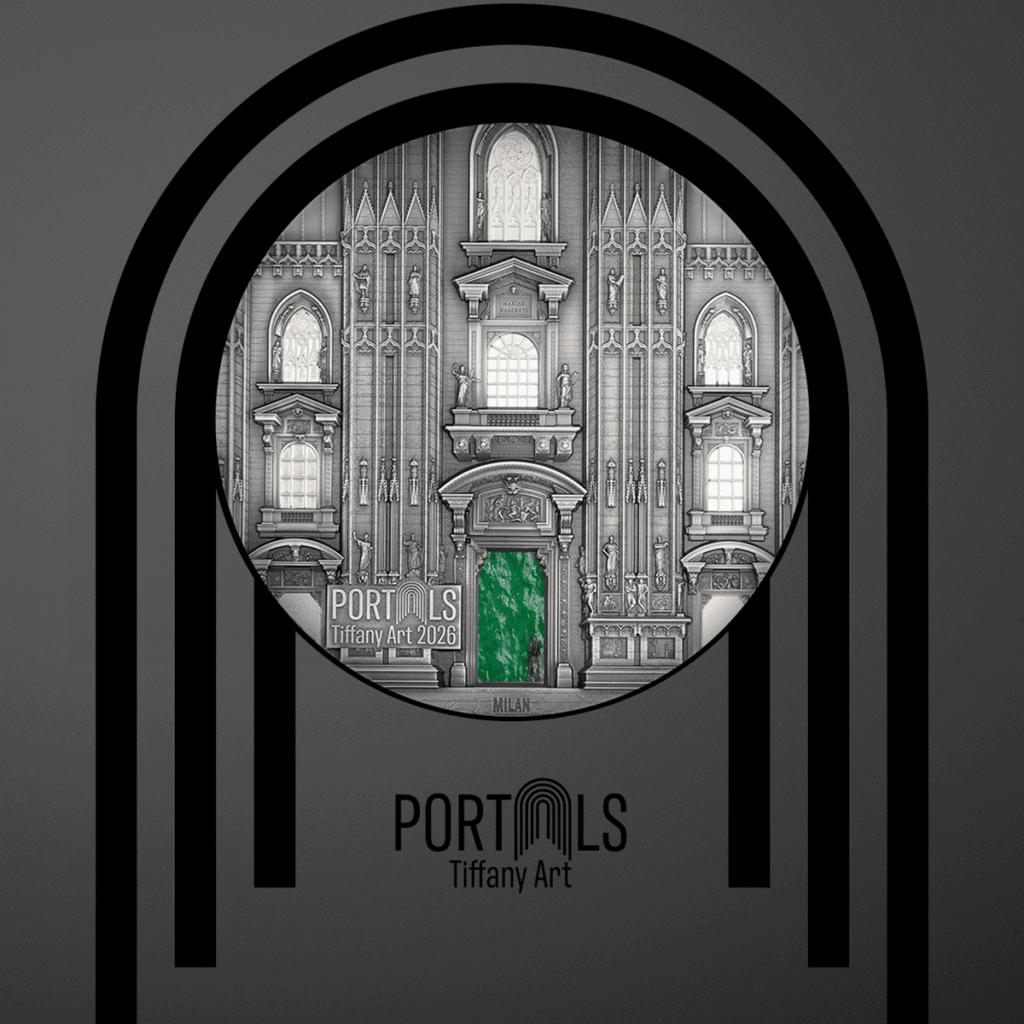 Confezione della moneta d'argento "Tiffany Art Portals" 2026 di Italpreziosi: astuccio quadrato grigio antracite con grafica a portali ad arco sovrapposti in nero. Al centro, la moneta con la facciata del Duomo di Milano incisa in argento antichizzato e il portale in vetro Tiffany verde. In basso il logo della serie "Portals – Tiffany Art".