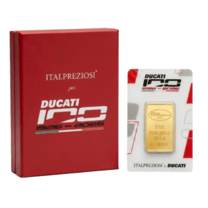 Lingotto d'oro 1 oz "Ducati 100" della collezione Italpreziosi x Ducati per il centenario 1926–2026: blister trasparente con grafica racing bianca e rossa recante il logo del centenario Ducati, il lingotto in oro fino 999.9 con il marchio Italpreziosi Italy e il numero seriale F002997. Affiancato dalla confezione regalo rossa con scritta "Italpreziosi per Ducati 100 – 1926–2026" e tricolore italiano.