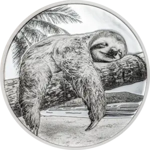 La moneta Seven Deadly Sins - Accidia da 1 oz in argento 999.9 proof mostra un bradipo addormentato e sorridente aggrappato al ramo di una palma, con la spiaggia e il mare sullo sfondo, resa con colorazione nera su fondo argento a specchio.