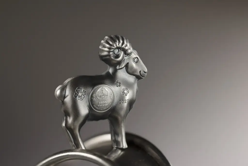 Primo piano della moneta Fluffy Silver Sheep 2027 in argento, con il medaglione Mongol Bank da 1000 Togrog e l'anno 2027 impressi sul fianco della pecora.