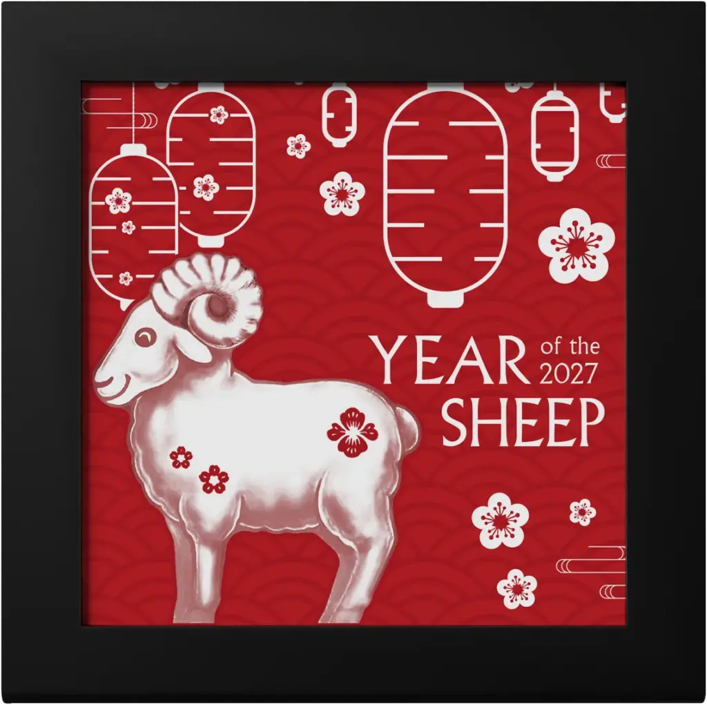 Moneta Fluffy Silver Sheep 2027 nella cornice espositiva nera, con sfondo rosso decorato da lanterne cinesi e fiori di ciliegio e la scritta YEAR of the SHEEP 2027.
