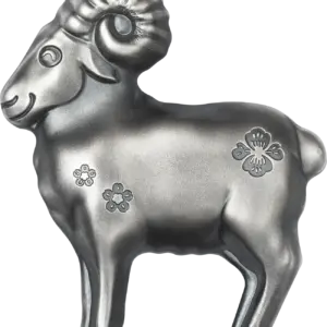 La moneta Fluffy Silver Sheep 2027 da 1 oz in argento 999.9 e sagomata a forma di pecora tridimensionale con finitura anticata: corno a spirale, muso sorridente e fiori di ciliegio incisi sul manto.