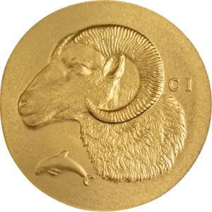 La moneta Numismatic Icons - Krios da 0,5 g in oro 999.9 mostra una testa di ariete in ultra alto rilievo con corno a spirale, accanto a un delfino in rilievo e alle lettere CI.