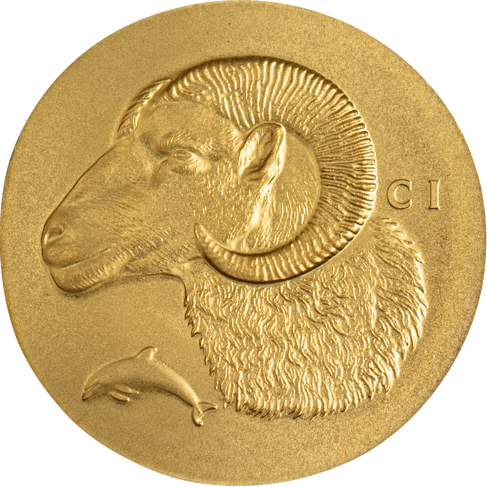 La moneta Numismatic Icons - Krios da 0,5 g in oro 999.9 mostra una testa di ariete in ultra alto rilievo con corno a spirale, accanto a un delfino in rilievo e alle lettere CI.