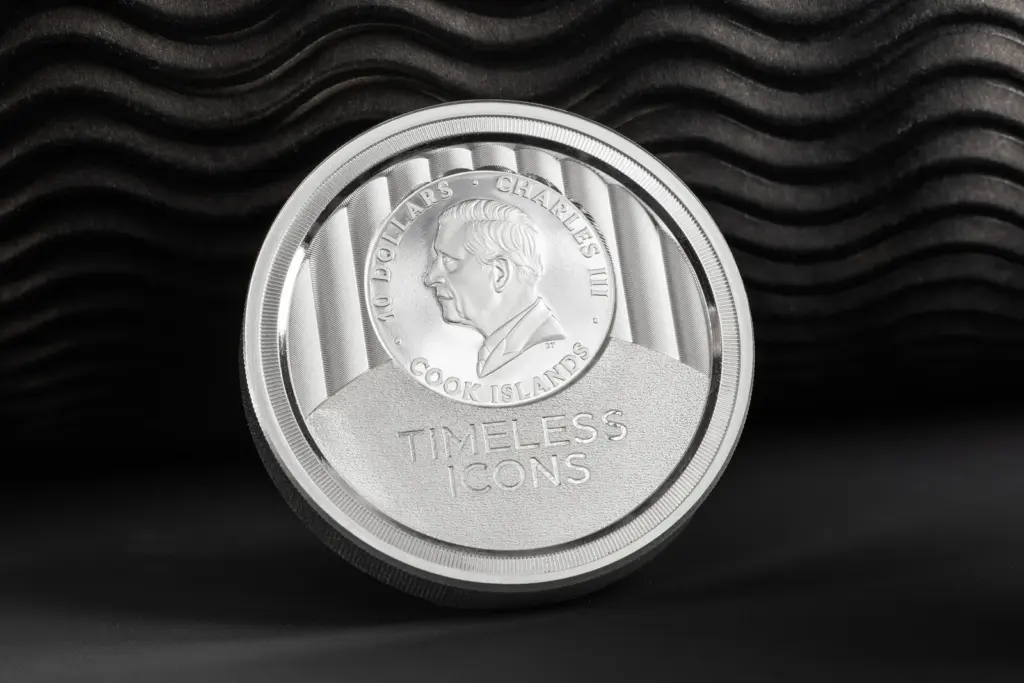 Dritto della moneta Timeless Icons - Statua della Liberta 2 oz argento in piedi su fondo nero ondulato, con il bordo zigrinato e le scanalature verticali in evidenza.