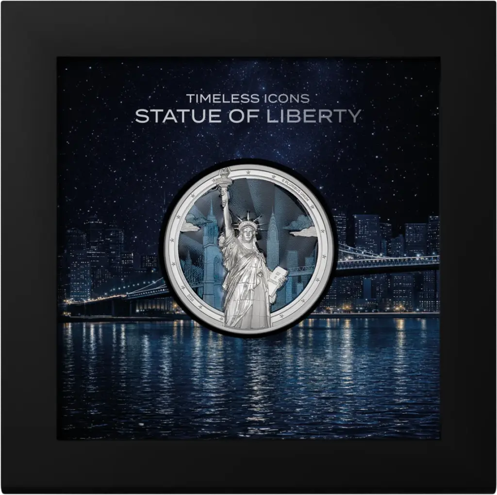 Moneta Timeless Icons - Statua della Liberta 2 oz argento nella cornice espositiva nera inclusa nella confezione, su sfondo notturno con lo skyline di New York illuminato e la scritta TIMELESS ICONS STATUE OF LIBERTY.