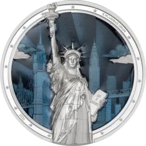 La moneta Timeless Icons - Statua della Liberta da 2 oz in argento 999.9 proof mostra la statua in altorilievo che sconfina oltre il bordo, su uno sfondo di smalto blu con lo skyline di Manhattan e il ponte di Brooklyn incisi a guilloche e la scritta E PLURIBUS UNUM lungo il bordo stellato.