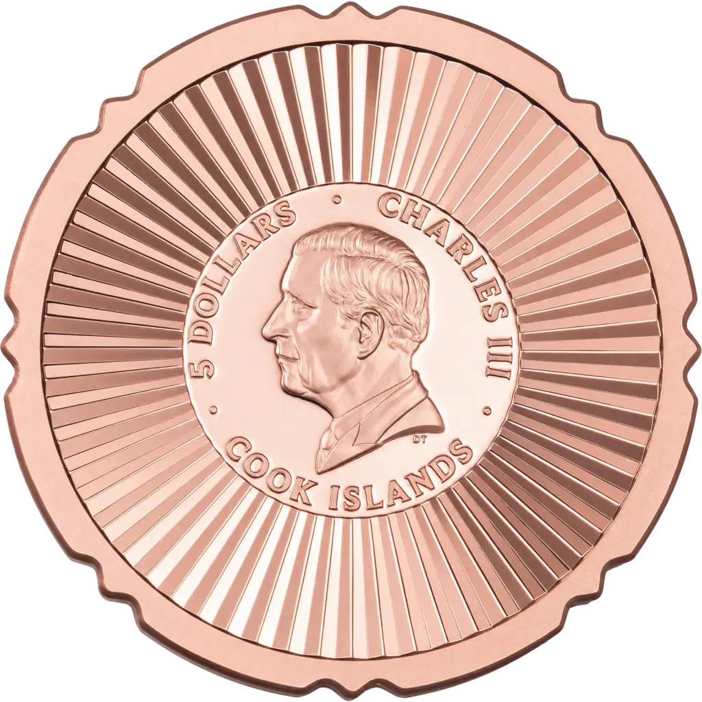 Dritto della moneta Evergreen - Coccinella: l'effigie di Carlo III al centro di un motivo a raggi guilloché su argento dorato rosa, con le scritte 5 DOLLARS, CHARLES III e COOK ISLANDS e il bordo smerlato.