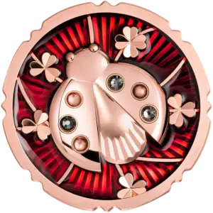 La moneta Evergreen - Coccinella da 1 oz in argento 999,9 proof dorato rosa mostra una coccinella in rilievo con tre cristalli Swarovski tra i puntini, su smalto rosso lavorato a raggi, circondata da quadrifogli e trifogli, con la data 2026.