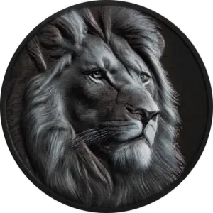 La moneta Black and White - Leone da 1 oz in argento 999,9 con finitura nero ossidiana mostra il ritratto di un leone di tre quarti, con la criniera e il muso in toni di grigio e bianco su fondo nero.