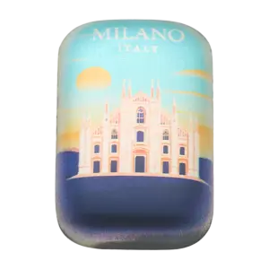 Il lingotto Grandi Città Milano da 2 oz in argento 999 mostra a colori la facciata del Duomo con le guglie e il sole basso, con la scritta MILANO ITALY in alto.