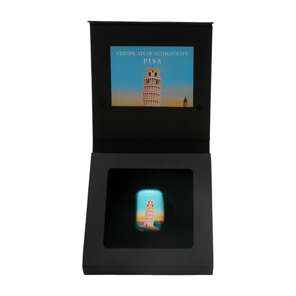 Lingotto Grandi Città Pisa nel cofanetto nero aperto incluso nella confezione: il lingotto nell'alloggiamento sagomato e, nel coperchio, l'illustrazione della Torre pendente con la scritta CERTIFICATE OF AUTHENTICITY - PISA.