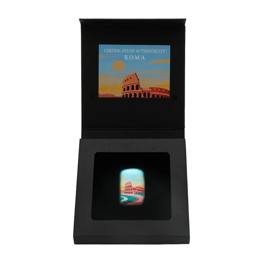 Lingotto Grandi Città Roma nel cofanetto nero aperto incluso nella confezione: il lingotto nell'alloggiamento sagomato e, nel coperchio, l'illustrazione del Colosseo al tramonto con la scritta CERTIFICATE OF AUTHENTICITY - ROMA.