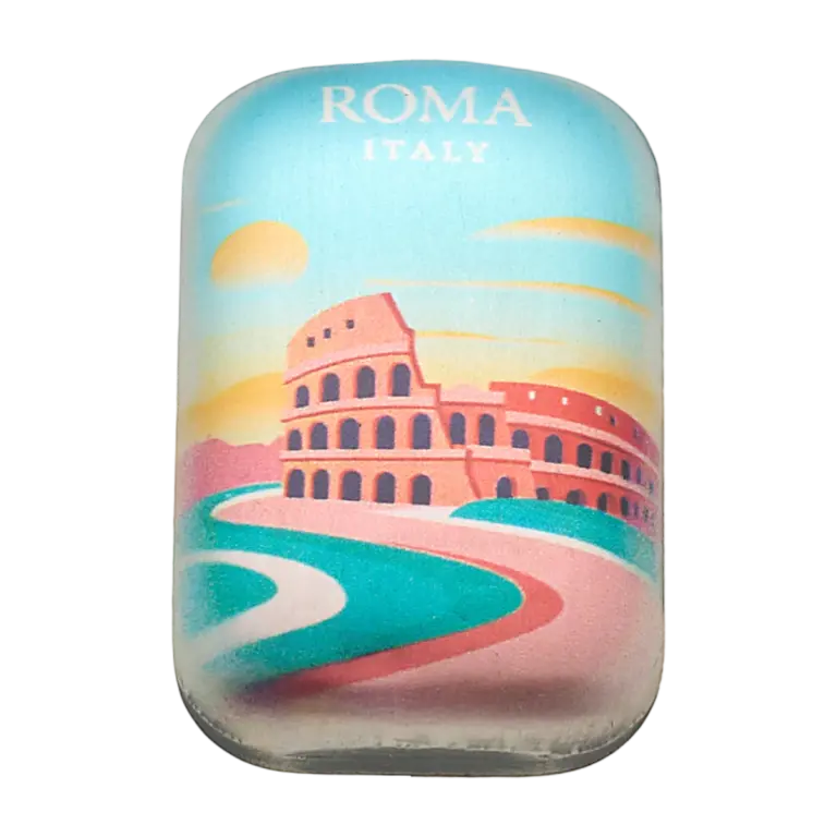 Il lingotto Grandi Città Roma da 2 oz in argento 999 mostra a colori il Colosseo al tramonto con una strada in primo piano, con la scritta ROMA ITALY in alto.