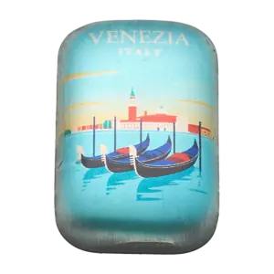 Il lingotto Grandi Città Venezia da 2 oz in argento 999 mostra a colori tre gondole ormeggiate davanti a San Giorgio Maggiore, con la scritta VENEZIA ITALY in alto.