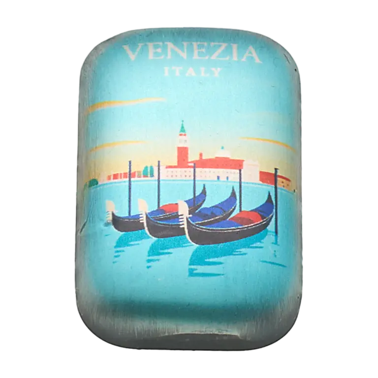 Il lingotto Grandi Città Venezia da 2 oz in argento 999 mostra a colori tre gondole ormeggiate davanti a San Giorgio Maggiore, con la scritta VENEZIA ITALY in alto.